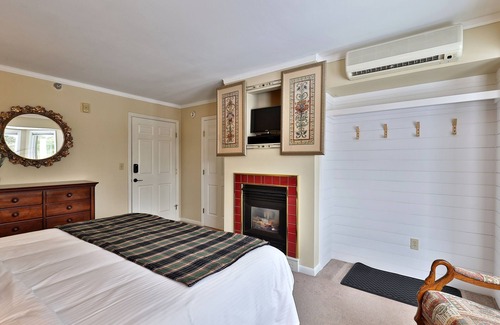 Killington Cabin | The Birch Ridge: English Gentleman's Room #9 - King Suite in Killington, Vermont. Hot Tub.