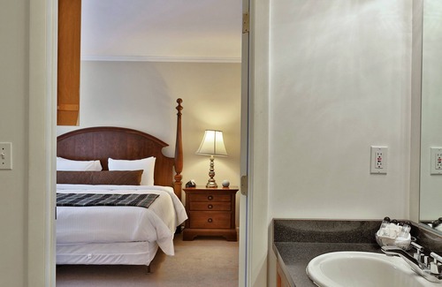 Killington Cabin | The Birch Ridge: English Gentleman's Room #9 - King Suite in Killington, Vermont. Hot Tub.