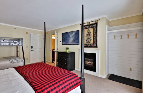 Killington Cabin | The Birch Ridge: Family Room #6 - Queen/Bunkbed Suite in Killington, Vermont