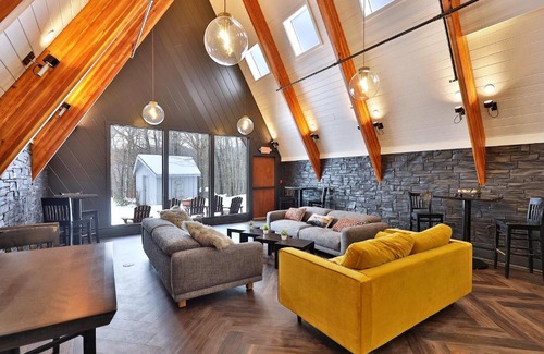 Killington Cabin | The Birch Ridge- Lace Room #3 - Queen Suite in Renovated Killington Lodge, Hot tubs, home