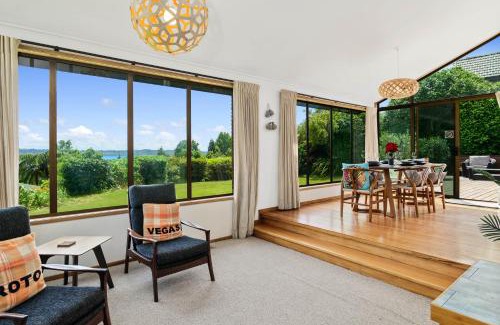 Kawaha Point House | The Bird House - Kawaha Point, Rotorua. Stylish six bedroom home with space, views and relaxed atmosphere