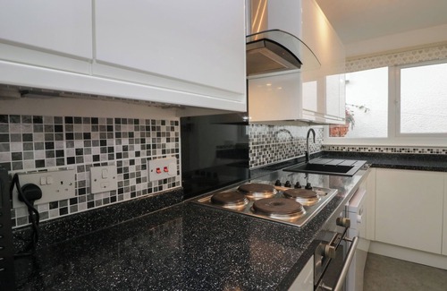 Windermere Cottage | THE BIRD'S NEST, pet friendly, with a garden in Bowness-On-Windermere