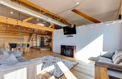 Hamilton Apartment | The Bitterroot Loft On 1st Street
