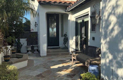 Torrey Highlands Apartment | The Black and White Suite at Torrey Highlands