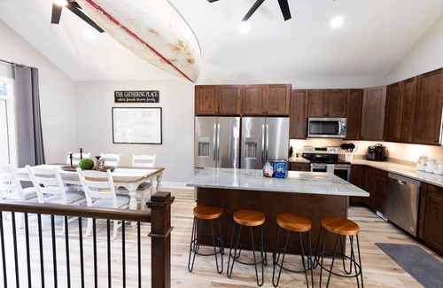 Maynardville House | The Black Pearl on Norris Lake