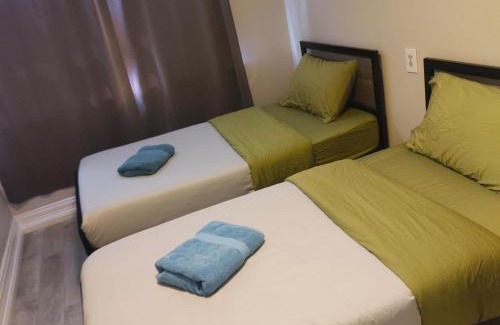 Wallace Emerson House | THE BLOOR AC SUITE-Free Wifi-Train-Bus Stop Next Door