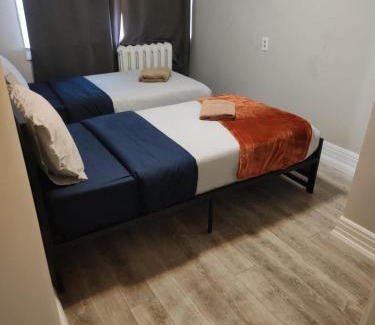 Wallace Emerson House | THE BLOOR AC SUITE-Free Wifi-Train-Bus Stop Next Door