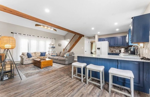 East Stroudsburg House | The Blue Canoe: Lakefront, Fishing & Fall Colors