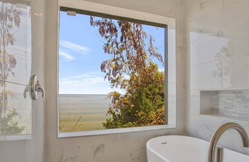 Chesapeake Beach House | The Blue Crab | Cliffside | Hot Tub & Sauna