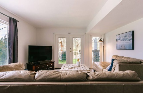 Central Okanagan House | The Blue Dream on Coral Beach