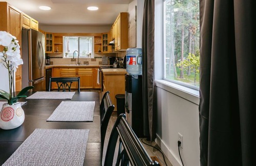 Central Okanagan House | The Blue Dream on Coral Beach