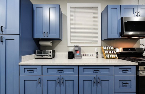 Mount Washington Apartment | The Blue Haven - Newly Renovated 3BR, 8 mins to Downtown & Pet-Friendly