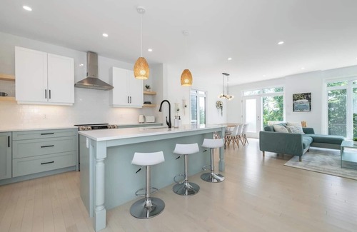 Ottawa Division House | The Blue Minty: luxury fully furnished 4-bedroom mid-term rental detached home
