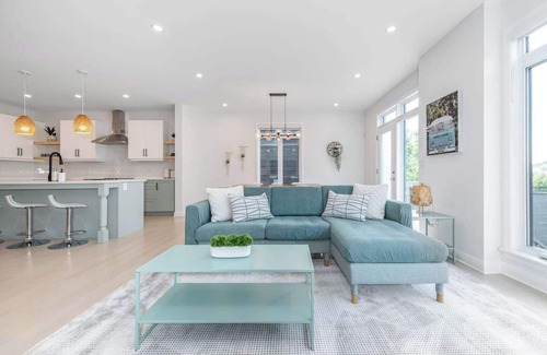 Ottawa Division House | The Blue Minty: luxury fully furnished 4-bedroom mid-term rental detached home