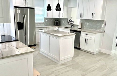 Fort Myers Shores House | The Blue River House. 3-bedroom Pool house in peaceful Fort Myers with AC, WiFi
