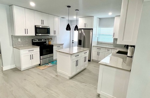 Fort Myers Shores House | The Blue River House. 3-bedroom Pool house in peaceful Fort Myers with AC, WiFi