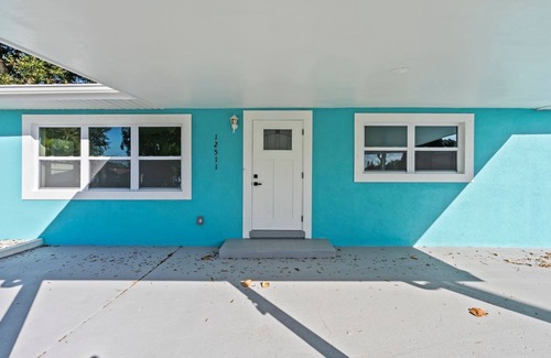 Fort Myers Shores House | The Blue River House. 3-bedroom Pool house in peaceful Fort Myers with AC, WiFi