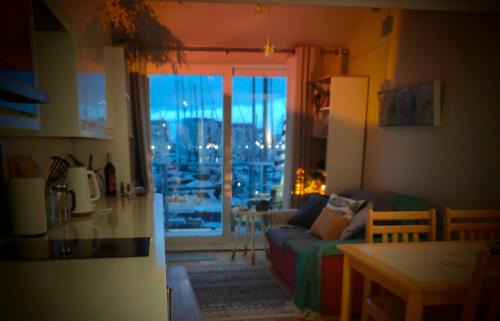 Seafront Apartment | The Boat View - Sea View - Tiny home Brighton Marina