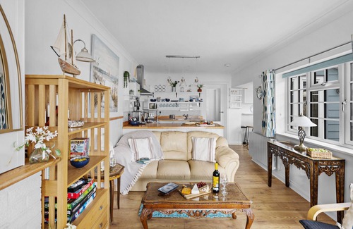 Torquay City Centre Ski Chalet | The Boathouse - Panoramic Sea View Retreat, near Town, Marina & Beach and Parking