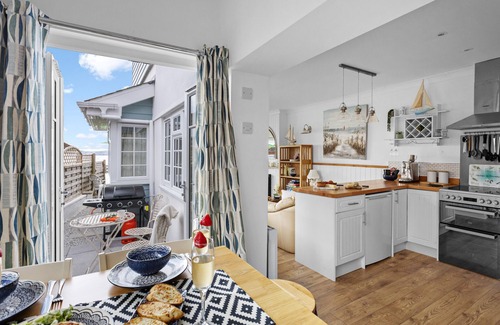 Torquay City Centre Ski Chalet | The Boathouse - Panoramic Sea View Retreat, near Town, Marina & Beach and Parking