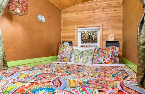 Kerns Hotel | The Boho - Custom Tiny Home w/Bohemian Vibe