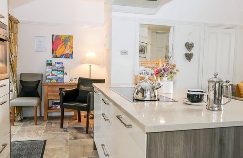 Kendal Cottage | THE BOLT HOLE, romantic, with a garden in Kendal