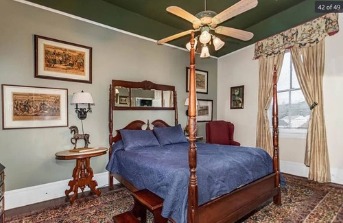 North Newport News Bed & Breakfast | The Boxwood Inn General Pershing Suite