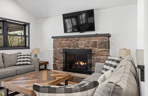 Lake Harmony Estates House | The Breck by AvantStay | Modern 6BDR Cabin w/ Hot Tub & Game Room