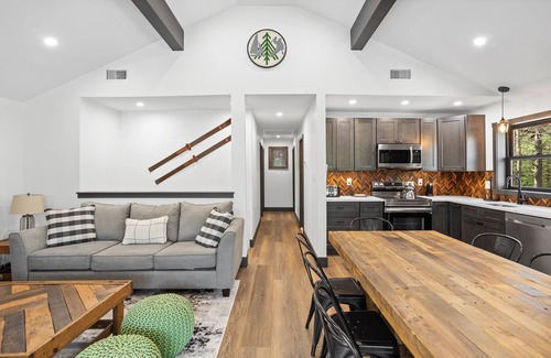 Lake Harmony Estates House | The Breck by AvantStay | Modern 6BDR Cabin w/ Hot Tub & Game Room