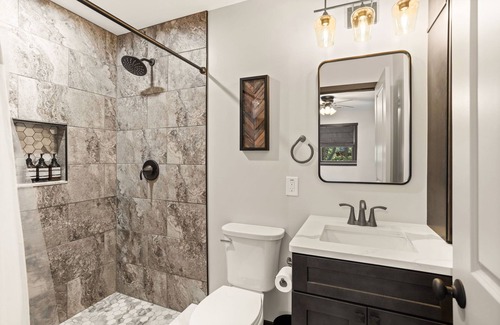 Lake Harmony Estates House | The Breck by AvantStay | Modern 6BDR Cabin w/ Hot Tub & Game Room