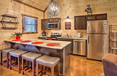 Broken Bow Cabin | 'The Breeze' - Broken Bow Cabin w/Hot Tub & Deck!