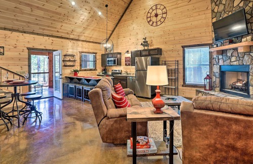 Broken Bow Cabin | 'The Breeze' - Broken Bow Cabin w/Hot Tub & Deck!