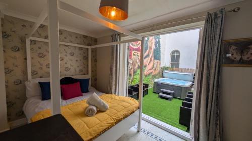Kemptown House | The Brighton Parlour with Hot Tub