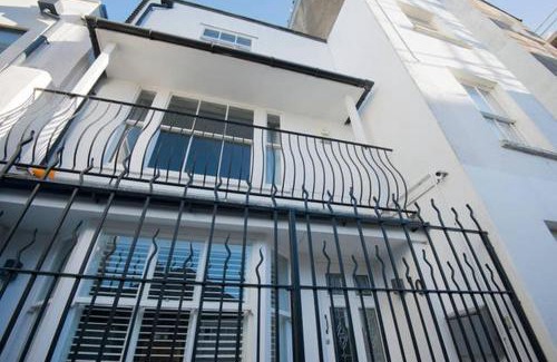 Kemptown House | The Brighton Parlour with Hot Tub