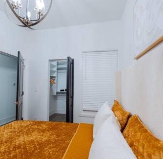 Woodlawn Apartment | The Brown House - A luxurious UChicago Campus stay