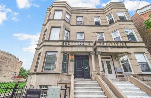 Woodlawn Apartment | The Brown House - A luxurious UChicago Campus stay