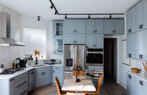 Woodlawn Apartment | The Brown House - A luxurious UChicago Campus stay