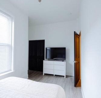 Woodlawn Apartment | The Brown House - A luxurious UChicago Campus stay