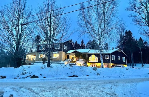 West Dover Villa | The Brown House. Indoor pool - Spa - Sauna - Gameroom