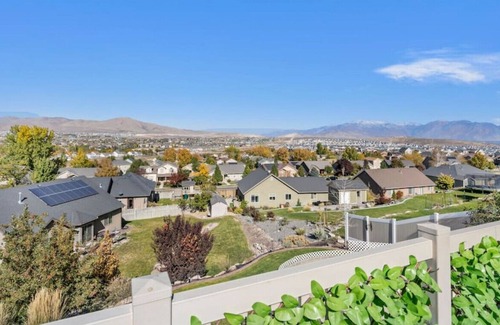 Eagle Mountain House | The Brown Mountain Home - Family & Pet Friendly