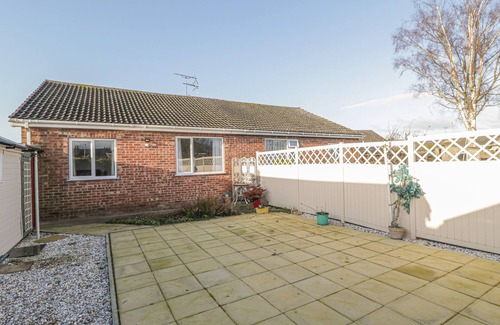 Driffield Cottage | THE BUNGALOW AT MILL FALLS, pet friendly in Great Driffield