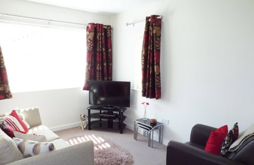 Burnley Cottage | THE BUNGALOW, character holiday cottage, with a garden in Burnley