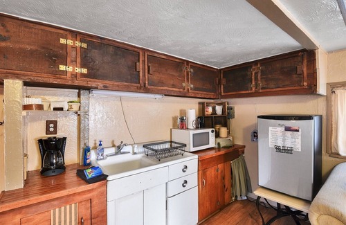 Parks Cabin | The Bunk House | Historic Cabin | Firepit | Pet-Friendly | Near Grand Canyon