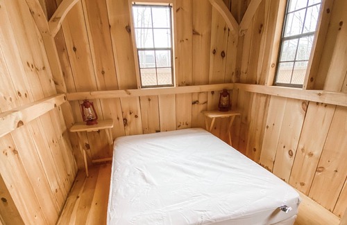 Neyaashiinigmiing 27 Cabin | The Bunkie (off-grid) | Neyaashiinigmiing