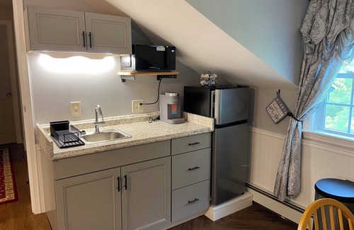 York Apartment | The Buoy House is a charming 2nd floor apartment in York close to beaches.