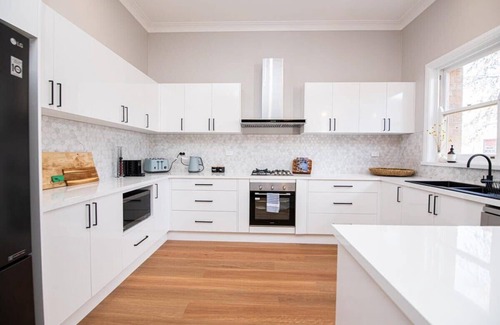 Orange House | The Byng House - Grand & Central, Entertain 12 ppl