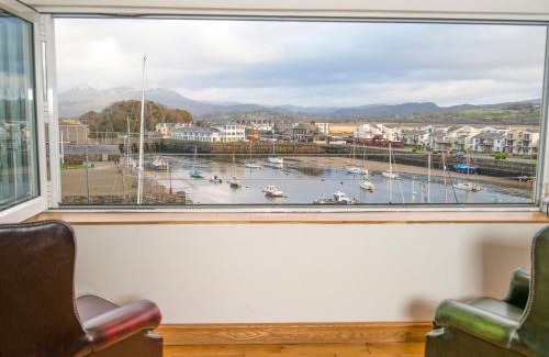 Borth-y-Gest Apartment | The Captain's Penthouse