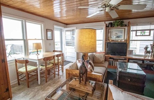 Holden Beach House | The Captain's Quarters - Oceanfront 2 Bedroom Home