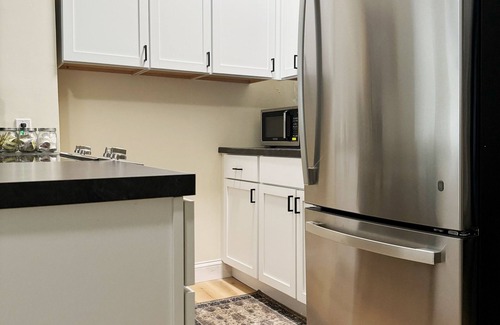 Evansville Apartment | The Cardinal 810 A/KING 1BD/1BA Apt