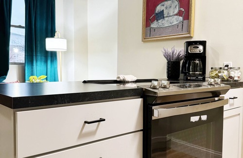 Evansville Apartment | The Cardinal 810 A/KING 1BD/1BA Apt